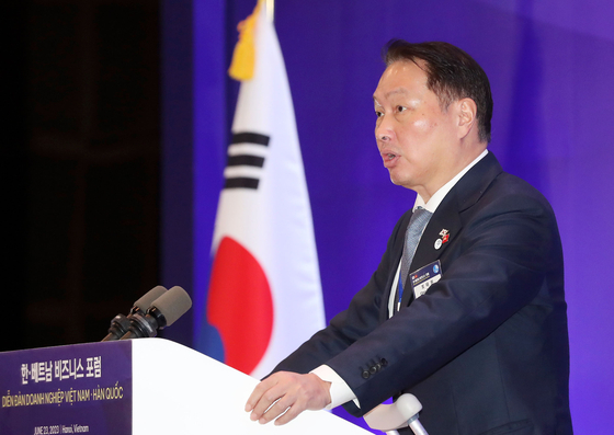 SK Inc. Chairman Chey Tae-won who heads Korea Chamber of Commerce and Industry, gives a welcoming speech to participants of the business forum between Korea and Vietnam held in Hanoi on Friday. [YONHAP]