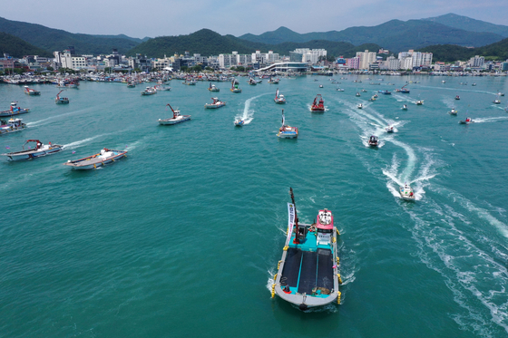 Fisherman in Wando County, South Jeolla, holding a parade, protesting to the discharge of the treated water from the Fukushima Daiichi Nuclear Power Plant on Friday. [YONHAP]
