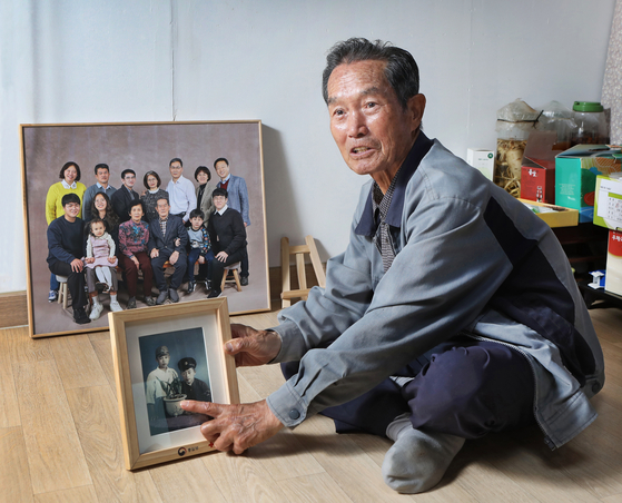 Koo Ye-ser points to the photo of his older brother he lost during the 1950-53 Korean War when North Korean soldiers came into their town in Ganghwa Island, Incheon, and took his brother. The photo was taken on June 6 during his interview with the Korea JoongAng Daily. [PARK SANG-MOON]