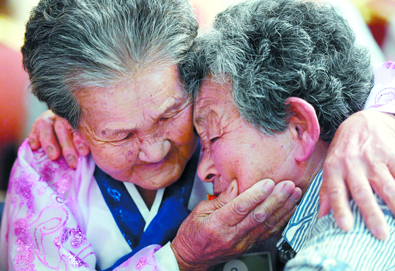 Two sisters, Kang Doo-ri from the South, right, and Kang Ho-rye from the North, embrace each other during the last inter-Korean family reunion held on Mount Geumgang on Aug. 24, 2018. [JOINT PRESS CORPS] 