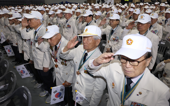 Veterans of the 1950-53 Korean War attend a ceremony at the Jangchung Gymnasium in Seoul on Sunday to commemorate the 73rd anniversary of the outbreak of the Korean War. [YONHAP] 