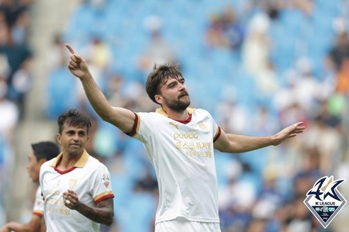 The Pohang Steelers' Zeca celebrates scoring a goal during a K League game against Incheon United at Incheon Football Stadium in Incheon on Sunday. [YONHAP] 