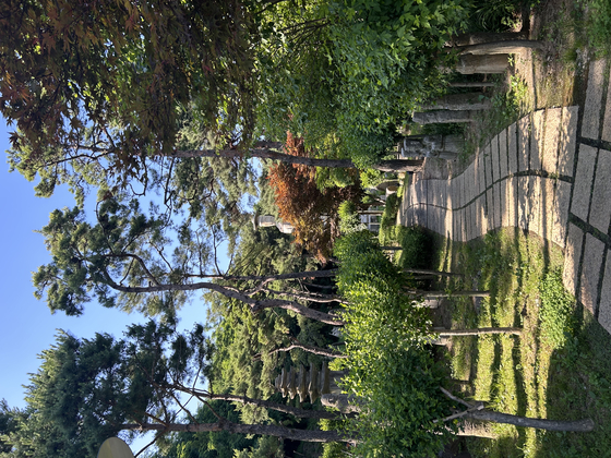 The gardens of the Museum Wave remain as the original Korean Stone Art Museum, with its many rock figurines that blend well with the natural scenery. [SHIN MIN-HEE]