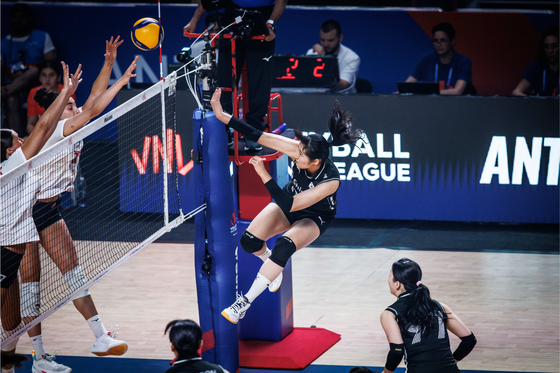Korea's Jeong Ji-yun, center, attacks during a Volleyball Nations League game against Canada at Antalya Sports Hall in Antalya, Turkey, on June 2. [FIVB]