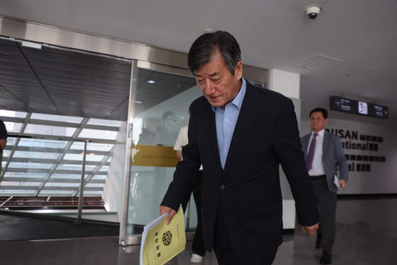Former president of the Busan International Film Festival Lee Yong-kwan walks into a meeting at the Busan Cinema Center on May 24. [YONHAP] 