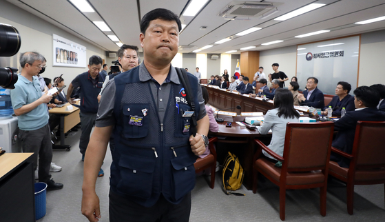 Labor representatives of the Minimum Wage Council storm out of a wage-setting meeting held at the government complex in Sejong on Tuesday after claiming the government is oppressing laborers. [NEWS1]