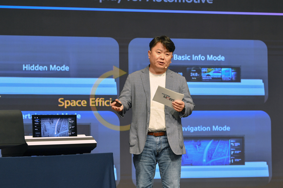 Han Young-hoon, head of the Electronic Convenience & Control Lab at Hyundai Mobis, introduces the company's rollable display during a press event at the company’s Technical Center of Korea in Yongin, Gyeonggi, on Monday. [HYUNDAI MOBIS]