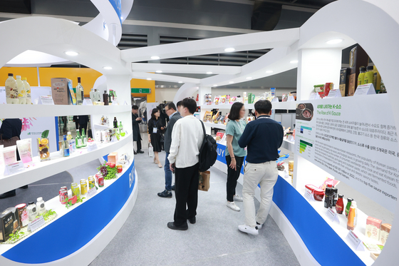 A food exhibition for foreign buyers is held in southern Seoul on April 19. [YONHAP]