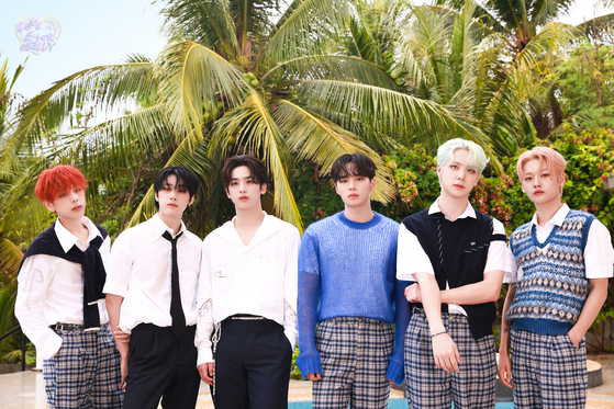 WEi's concept photos for "Love Pt.3 : Eternally" [OUI ENTERTAINMENT]