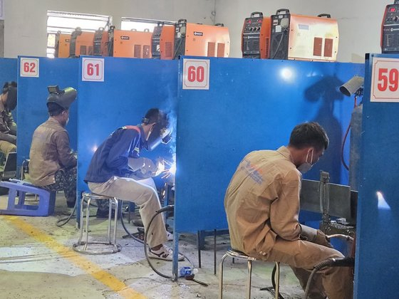 Vietnamese nationals practice welding in a class at VXT in Hanoi. [LEE YOUNG-KEUN]