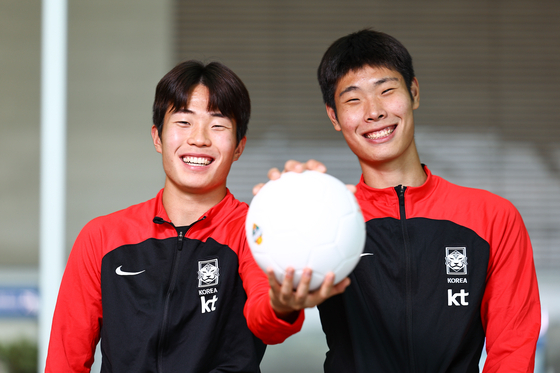 Lee Seung-won, left, poses for a photo with Lee Young-joon during an interview with the JoongAng Ilbo at Incheon International Airport in Incheon on June 14. [JOONGANG ILBO] 