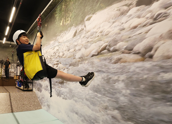 Hyeonhwa Elementary School students simulate an emergency rescue of people trapped in a valley during heavy rain at the Gyeonggi-Do Safety Experience Center in Osan, Gyeonggi, on Tuesday. [YONHAP]