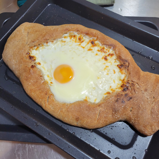 Lee Sung-gyu, a baker and researcher of wheat made Khachapuri, a traditional Georgian bread with cheese and eggs at the wheat festival. [LEE SUNG-GYU]