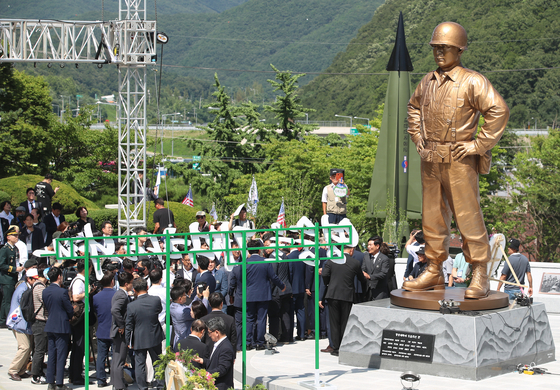 A statue of the late Korean War hero Gen. Paik Sun-yup is unveiled during a ceremony held at a war memorial in Chilgok County, North Gyeongsang, on Wednesday. [MINISTRY OF PATRIOTS AND VETERANS AFFAIRS]