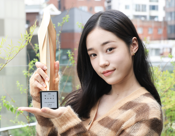 Actor Roh Yoon-seo, winner of the Best New Actress award at the 59th Baeksang Arts Awards, poses for photos after an interview with the Korea JoongAng Daily in central Seoul. [BAEKSANG ARTS AWARDS ORGANIZING COMMITTEE]