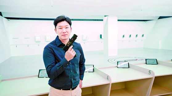 Jin Jong-oh poses for a photo during an interview with the JoongAng Ilbo at Jong Oh Jin Shooting Academy in Seongnam, Gyeonggi on June 16. [JOONGANG ILBO]