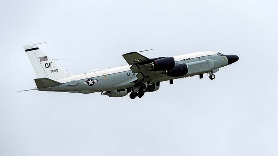 A U.S. strategic reconnaissance plane, RC-135S, in the airspace over the East Sea on March 14. [YONHAP] 