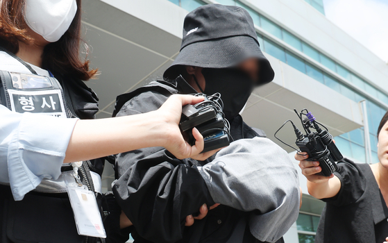 A grandmother accused of murdering her grandson and abandoning the baby's body on a hill in Yongin, Gyeonggi, in 2015 leaves Yongin Dongbu Police Precinct on Saturday to attend an arrest warrant hearing. The baby suffered from Down syndrome. [YONHAP] 