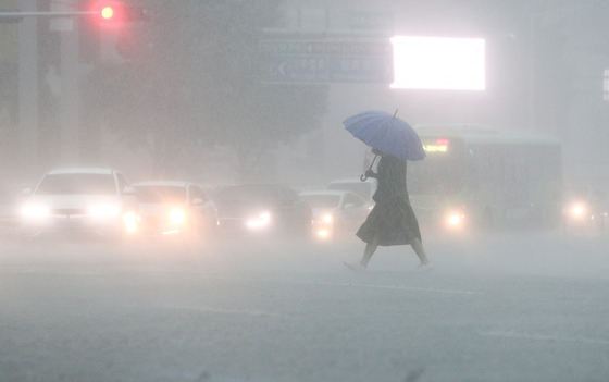 Heavy rain inundates the streets of Suseong District in Daegu on Tuesday. The entire country was hit by torrential rain, with emergency alerts ringing all day. According to the Korea Meteorological Administration, 30 to 60 millimeters (1.2 to 2.4 inches) of rain fell per hour nationwide, accompanied by lightning, thunder and strong winds. The ceiling of a daycare center in Gwangju collapsed after a water drain broke. The weather agency projected that at least 180 millimeters of precipitation to continue on Wednesday. [YONHAP]