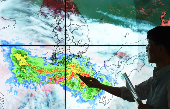 A monitor at the Korea Meteorological Administration's branch office in Suwon shows the rain cloud hanging on top of the Peninsula. The rain front is expected move north hitting the greater Seoul area on Monday. [YONHAP]
