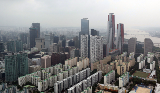 A phalanx of buildings in Yeouido, western Seoul, on Wednesday. Of the 19,169 studio apartment transactions in the first six months this year, 10.6 percent, or 2,032 cases, were those that charged tenants more than 1 million won ($775) per month, according to Ministry of Land, Infrastructure and Transport data. The tally was the highest first-half figure since the ministry began compiling data in 2011 as the demand for monthly rent with small deposits rose amid high interest rates and real estate scams. [NEWS1]