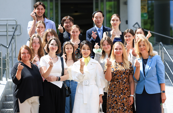 First lady Kim Keon-hee, center in the first row, visits a Korean language institute in Vilnius, Lithuania, on Tuesday. [PRESIDENTIAL OFFICE]