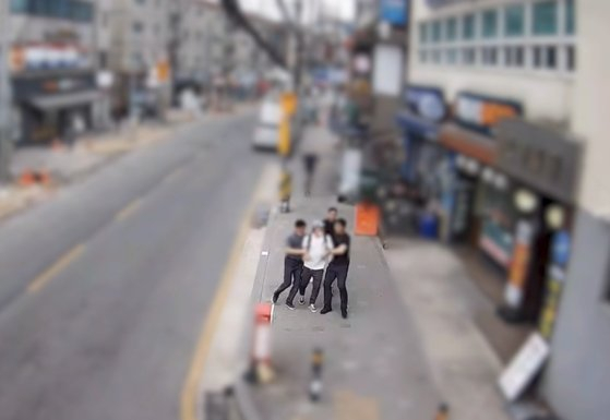 Police nab a Chinese national accused of drug dealing on April 4. The suspect is believed to have distributed drugs used to produce drug-laced drinks handed out to students in a cram school zone in Daechi-dong, southern Seoul, in April. [GYEONGGI NAMBU PROVINCIAL POLICE]