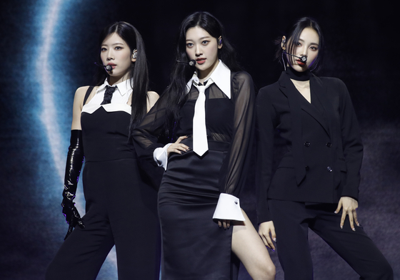 Subunit trio Odd Eye Circle [NEWS1]