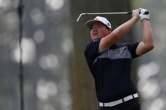 Im Sung-jae plays his shot from the fifth tee during the second round of the Rocket Mortgage Classic at Detroit Golf Club in Detroit, Michigan on June 30.  [AFP/YONHAP]