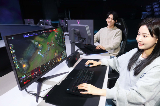 Models play a game of League of Legends (LOL) on a gaming monitor of UltraGear, the official sponsor of monitors for LOL competitions in Korea and Europe. [LG ELECTRONICS]