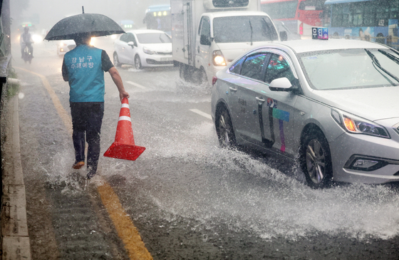 Roads near Gangnam Station in southern Seoul are flooded Thursday. [YONHAP] 