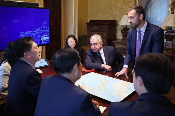 People Power Party leader Kim Gi-hyeon, left, is briefed on North Korea’s latest missile launch by White House National Security Council (NSC) officials in Washington on Wednesday (local time). Kurt Campbell, President Joe Biden’s NSC Coordinator for the Indo-Pacific, sits opposite him at the center of the table. [PEOPLE POWER PARTY]