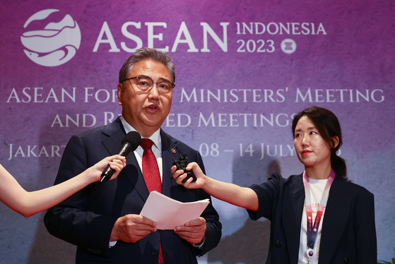 Foreign Minister Park Jin, left, speaks to reporters at Shangri-La Jakarta in Jakarta, Indonesia, on Wednesday after arriving to attend a series of high-level meetings led by the Association of Southeast Asian Nations. [YONHAP] 