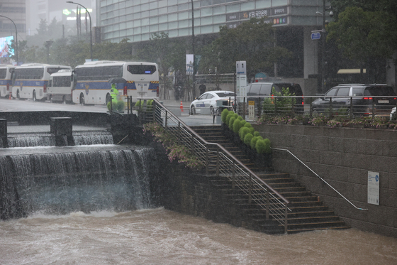 A pathway near Cheoggye Stream in Jongno District, central Seoul, is flooded as heavy rain advisories were issued in Seoul on Thursday. [YONHAP] 