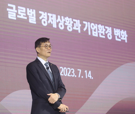 Bank of Korea Gov. Rhee Chang-yong speaks at Jeju Forum held on Jeju Island on Friday. [KOREA CHAMBER OF COMMERCE AND INDUSTRY]