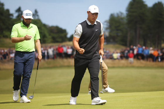 Tom Kim celebrates a putt on the 18th green during Day Three of the Genesis Scottish Open at The Renaissance Club in North Berwick, Scotland on Saturday.  [GETTY IMAGES]