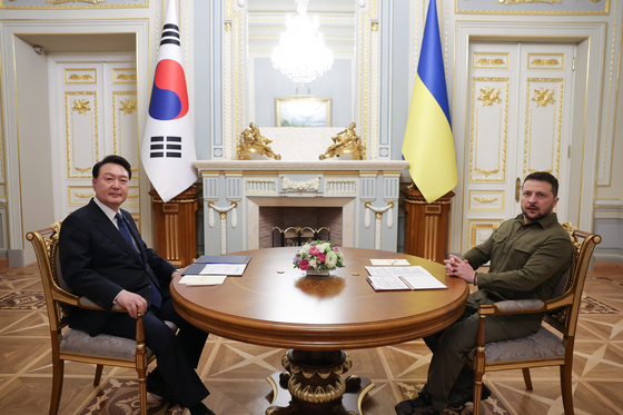 Korean President Yoon Suk Yeol, left, holds a bilateral summit with Ukrainian President Volodymyr Zelensky at the Mariinsky Palace, the official presidential residence, in Kyiv on Saturday. [PRESIDENTIAL OFFICE]