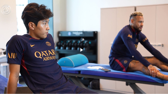 Korean midfielder Lee Kang-in, left, warms up next to Brazilian teammate Neymar during a Paris Saint-Germain training session in a still from a video released by the club on Wednesday.  [NEWS1]