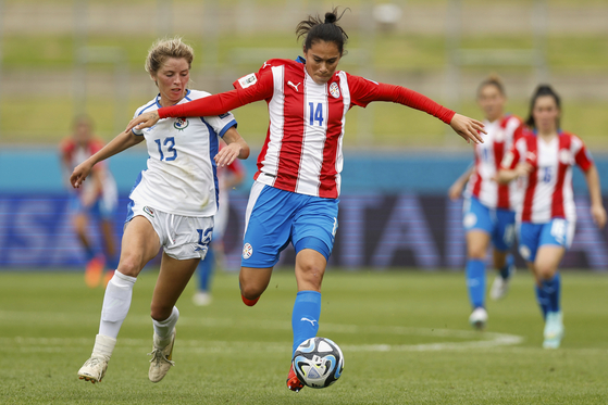 Riley Tanner of Panama, center, battles for the ball during a FIFA Women's World Cup qualifier in Hamilton, New Zealand on Feb. 23.  [AP/YONHAP]