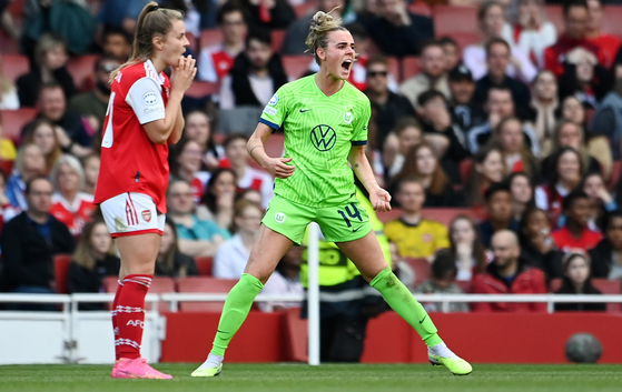 Wolfsburg's Jill Roord celebrates after scoring during a UEFA Women's Champions League semifinal against Arsenal at the Emirates Stadium in London on May 1.  [EPA/YONHAP]
