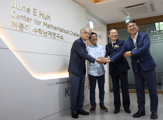 From left, Korea Institute for Advanced Study President Choi Jai-gyoung, Korean-American mathematician and Fields Medal winner June Huh, Minister of Science and ICT Lee Jong-ho and Center for Mathematical Challenges director Kiem Young-hoon pose for a photo during an opening ceremony for the June E Huh Center for Mathematical Challenges in Dongdaemun District, eastern Seoul, on Wednesday. [YONHAP]