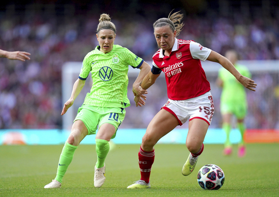 Arsenal's Katie McCabe, right, battles for the ball during a Women's Champions League semifinal match against VfL Wolfsburg at the Emirates Stadium in London on May 1.  [AP/YONHAP]