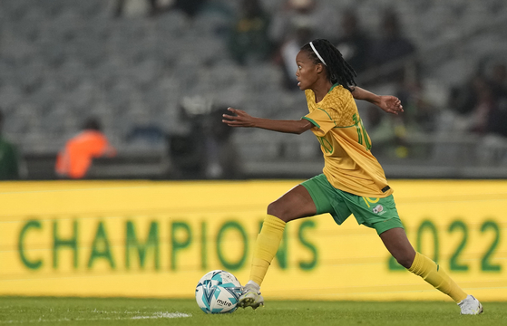 South Africa's Linda Motlhalo controls the ball during a friendly against Brazil at the Orlando stadium in Soweto, South Africa on Sept. 2, 2022.  [AP/YONHAP]