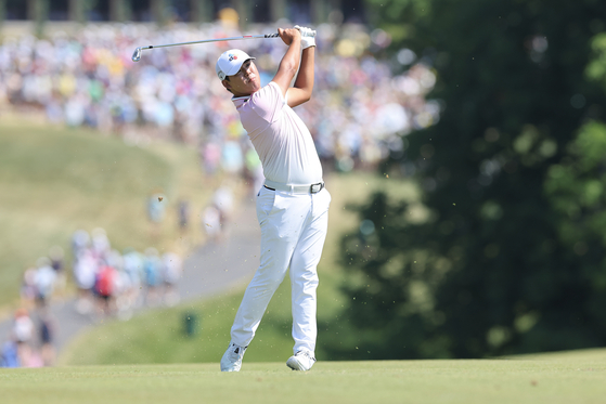 Kim Si-woo hits from the tenth fairway during the final round of the Memorial Tournament presented by Workday at Muirfield Village Golf Club on June 4 in Dublin, Ohio. [GETTY IMAGES]
