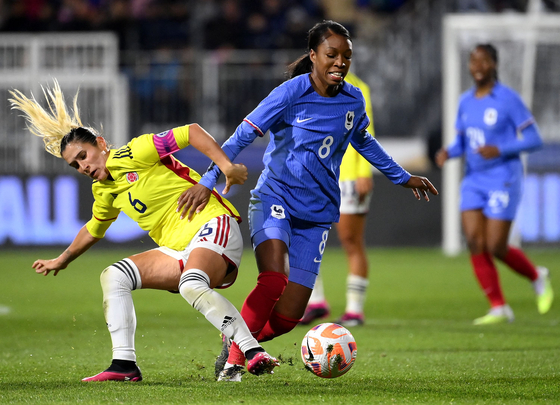 Colombia's Daniela Montoya, left, vies for the ball during a friendly against France at Stade Gabriel Montpied in Clermont-Ferrand, France on April 7.  [AFP/YONHAP]