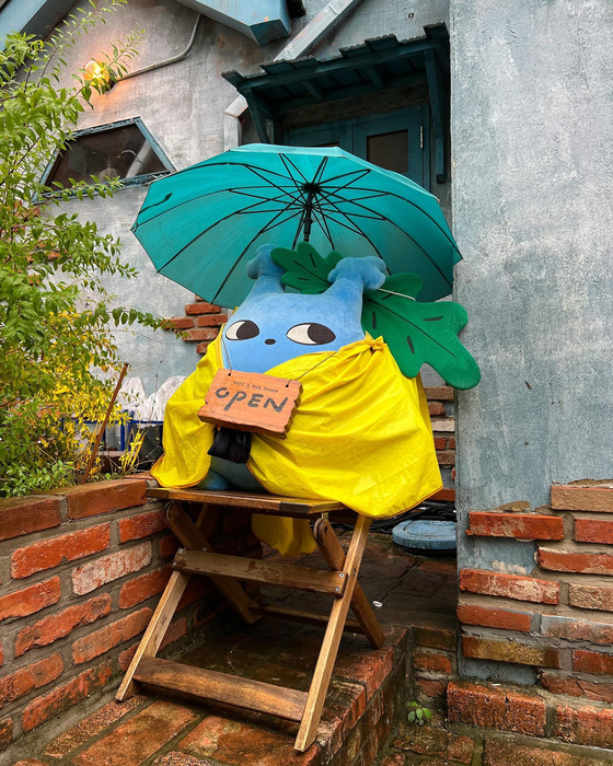 Tori, the cafe's mascot, welcomes guests at the entrance of the cafe. [DOTORI CAFE]