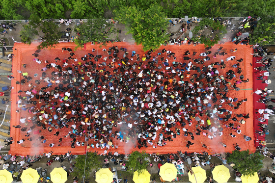The Hwacheon Tomato Festival participants in Hwacheon County, Gangwon, participate in "Find the Golden Ring!" the festival's main recreational program. [CHOI SEUNG-PYO]