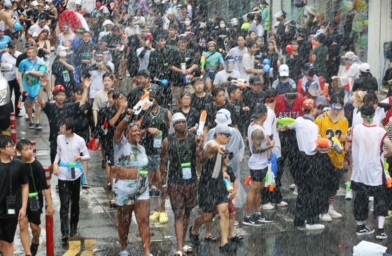 Visitors at the Jeongnamjin Jangheung Water Festival in Jangheung County, South Jeolla, march in the water parade. [SON MIN-HO]