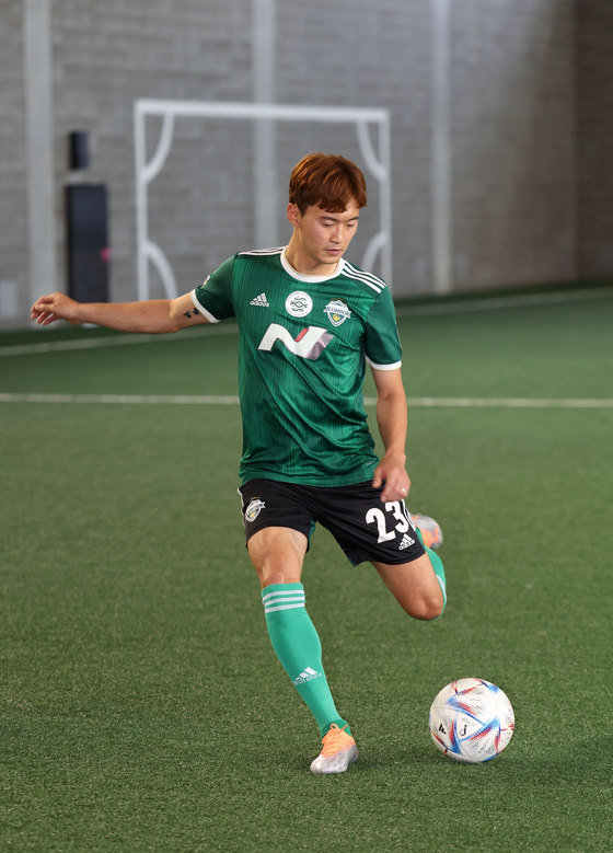 Jeonbuk Hyundai Motors' Kim Jin-su in action at Yulsori Clubhouse in Wanju County, North Jeolla on Sept. 16, 2022. [JOONGANG ILBO] 