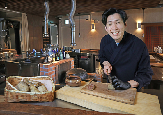 Chef Choi Ji-hyung at Lee Buk Bang in Mapo District, western Seoul [PARK SANG-MOON]